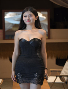 葡萄架下的女神